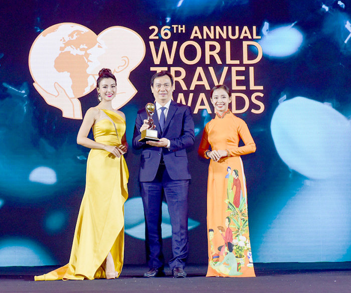 Tổng cục trưởng Tổng cục Du lịch Nguyễn Trùng Khánh đại diện Du lịch Việt Nam nhận Giải thưởng Điểm đến hàng đầu châu Á năm 2019. ���nh: Anh Dũng